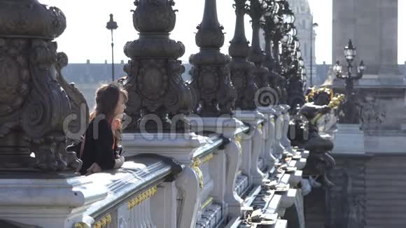 迷人的微笑的女人欣赏来自亚历山大池塘的巴黎微风吹拂着长发视频的预览图