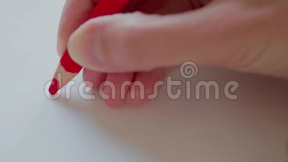 情人节用红铅笔画心视频的预览图