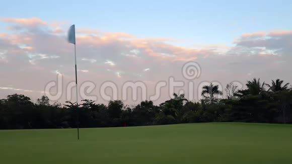 热带加勒比岛高尔夫球场日落视频的预览图