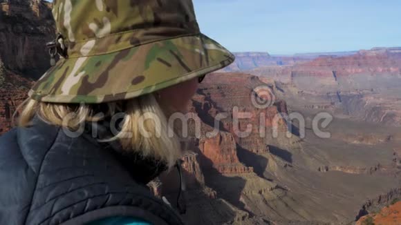女徒步旅行者从观察的角度欣赏大峡谷的迷人景色视频的预览图