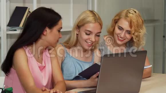 三个快乐的女学生一起读一本书视频的预览图