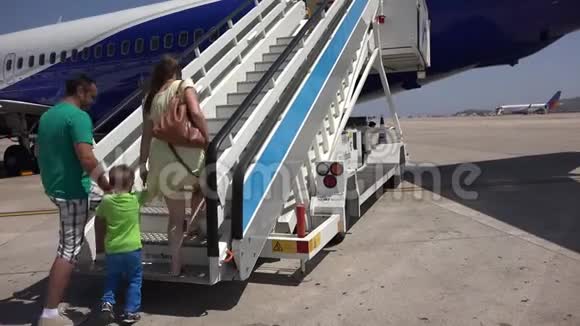 家人上飞机楼梯父母牵着孩子的手一起度假视频的预览图
