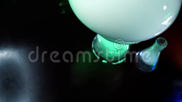 美丽的化学反应与气泡爆发和释放大量的蒸汽在霓虹灯颜色的光化学概念视频的预览图