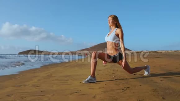 瑜伽务虚会和训练女子瑜伽姿势在海滩日出女瑜伽女在宁静中训练视频的预览图