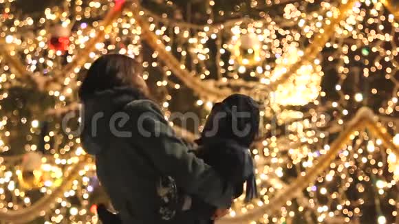 妈妈和宝宝在圣诞树附近跳舞视频的预览图