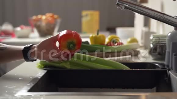 女人在厨房洗蔬菜特写镜头慢动作视频的预览图