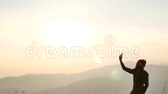 山上的一个游客在黎明时自我陶醉视频的预览图