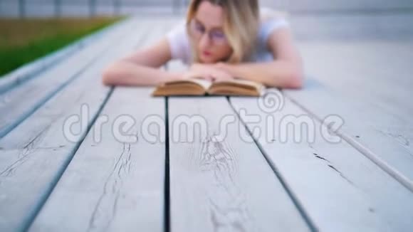 一位年轻女子在城市公园里看书视频的预览图