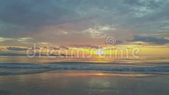 在美丽的日出前在平静的海浪中飞翔视频的预览图