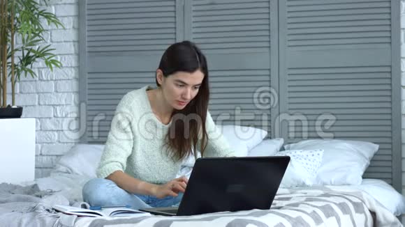 带笔记本电脑的自由职业妇女在家工作视频的预览图