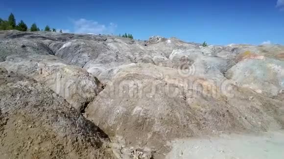 靠近老泥石场石质斜坡与天空视频的预览图