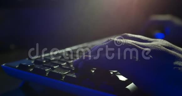 晚上在键盘上玩电脑游戏暗色背景照明特写视频的预览图