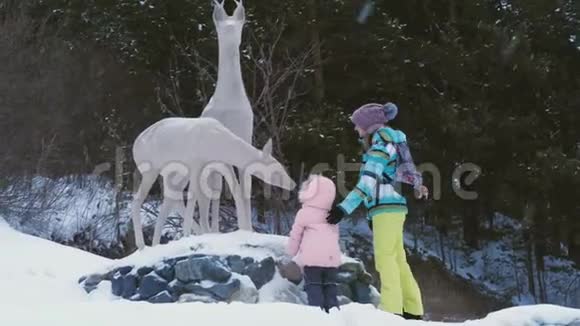 有女儿的年轻女子住在鹿像附近视频的预览图