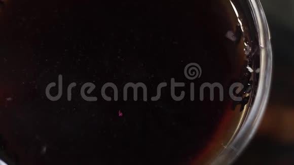 干燥的紫菜正落在玻璃碗中的热茶液表面视频的预览图