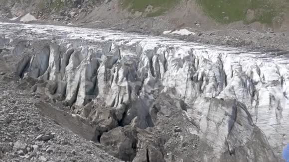旅行者向上爬到达他的目标向下看大美丽的冰川他举起手来表示视频的预览图
