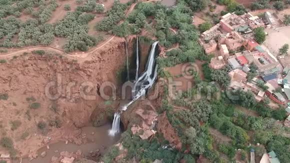 摩洛哥的瀑布和美丽的自然在Ouzoud瀑布由Drone从上面视频的预览图