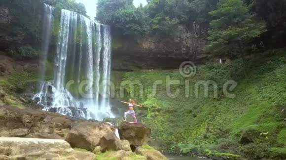提升瀑布附近的景点和石头上的女孩视频的预览图