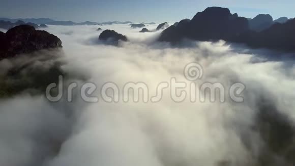 从山顶高空飞行可以看到白色的雾云视频的预览图