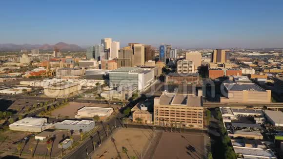 鸟瞰亚利桑那州菲尼克斯市中心城市天际线视频的预览图