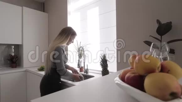 用水流在女人手里洗绿花椰菜视频的预览图