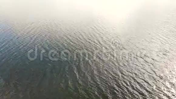 从高空俯瞰水的纹理大海的波涛和头顶上的阳光视频的预览图