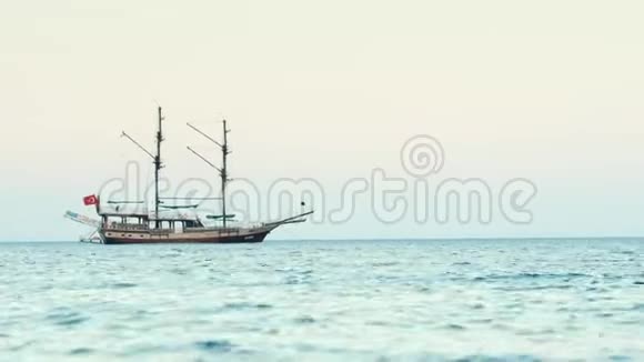历史帆船在海上美丽的护卫舰在海上漂流旧高的船视频的预览图