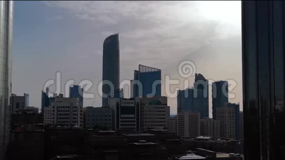 在多云的日落时分城市摩天大楼神奇的时间流逝阿布扎比天际线阿拉伯联合酋长国视频的预览图
