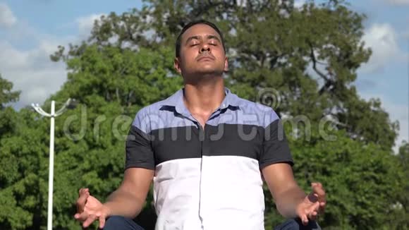精神成年西班牙裔男子冥想视频的预览图