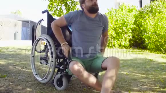 残疾青年试图坐在轮椅上视频的预览图