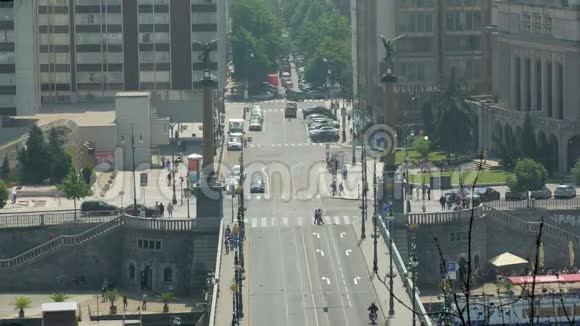 城市景观有十字路汽车公共汽车摩托车出租车正在移动俯视视频的预览图