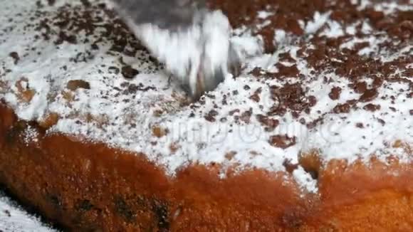 刀刀切割新鲜烘焙的自制蛋糕樱桃馅糖霜和巧克力片视频的预览图