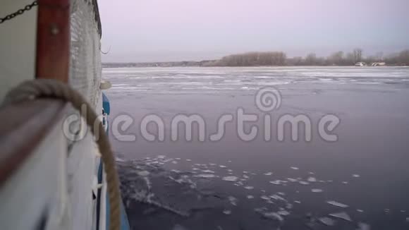 船漂浮在冰封的大河上视频的预览图