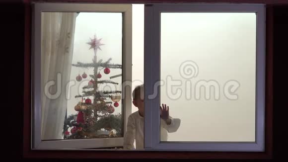 小孩在找圣诞老人小孩关上窗户等待困难视频的预览图