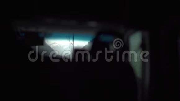 车开着的车窗在路上行驶视频的预览图