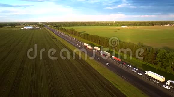 从汽车事故现场出发沿现代高速公路上进行高空飞行视频的预览图
