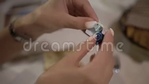 女性打开口香糖的特写镜头视频的预览图