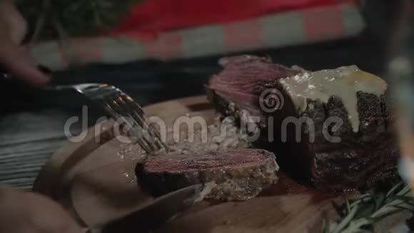 用刀叉特写男性的手同时切下第一口美味的牛排配烤视频的预览图