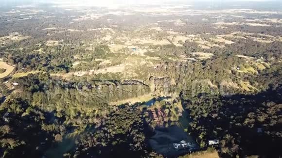 格罗斯谷的树木丛生的山坡向悉尼西北部倾斜视频的预览图