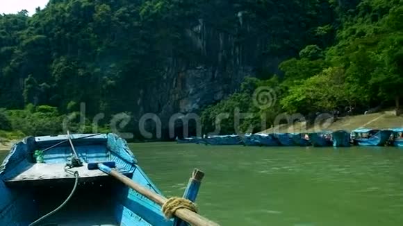 船漂过停泊在岸边的蓝色旅游船视频的预览图