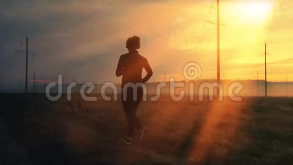 运动的女性慢跑者正在户外跑步和训练大自然运动员在日落时跑步视频的预览图
