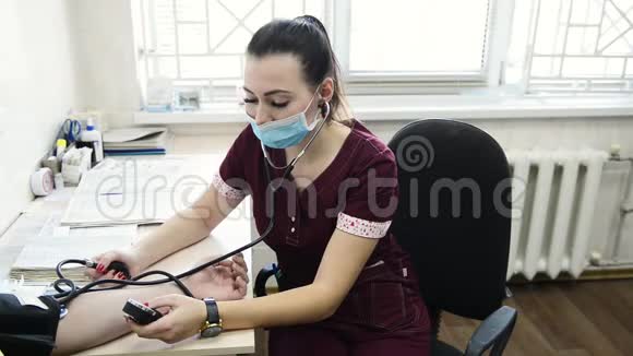护士为男性测量血压关闭医生护理病人视频的预览图