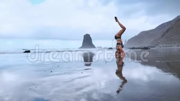 夏季日出瑜伽课程在美丽的普拉亚德拉提塔海滩观赏大西洋和蓬塔罗亚岩视频的预览图