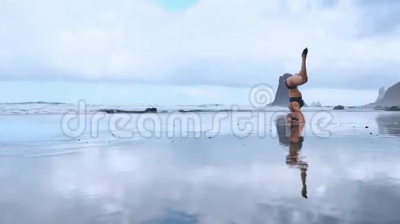 灵活的瑜伽女人向前伸展弯曲触摸额和膝盖户外日落海边靠近专业人员视频的预览图