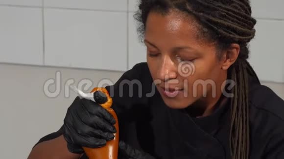 成熟的少数民族妇女用水果奶油填充巧克力模具视频的预览图