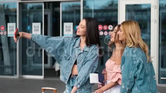 女孩们在机场附近自拍视频的预览图
