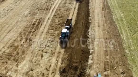 带拖车的斗牛犬牵引车行驶在田间视频的预览图