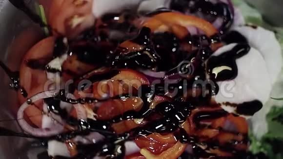 酱油倒入切辣椒洋葱番茄卷心菜和木耳视频的预览图