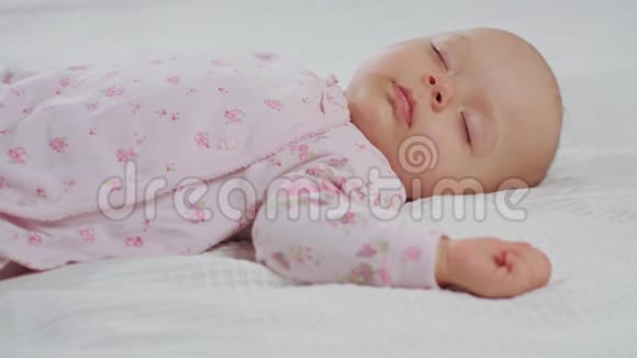 婴儿从睡梦中醒来视频的预览图