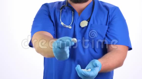 医生带着听诊器穿着蓝色衣服在白色绝缘背景上视频的预览图