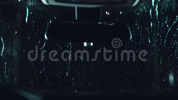 水滴沿着挡风玻璃流下一辆挡风玻璃汽车的内景深黑色电影画面进程阶段视频的预览图